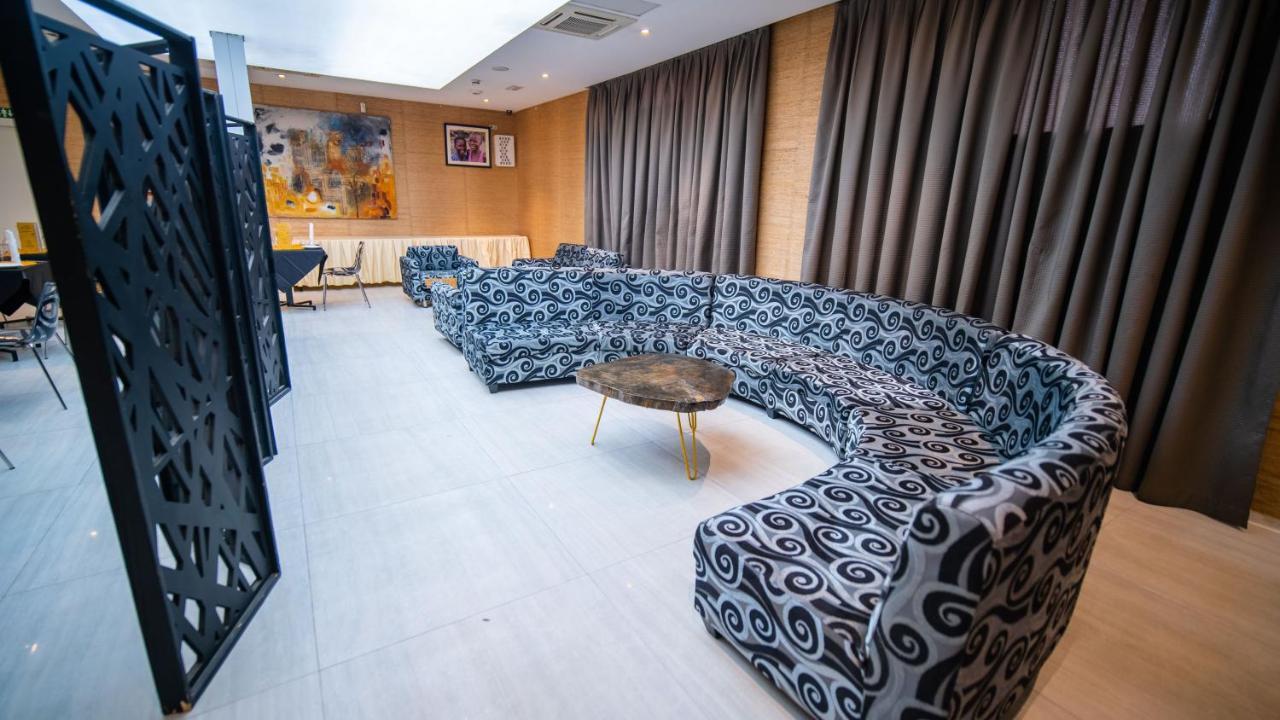 Sv Chrome Hotel Абуджа Екстериор снимка