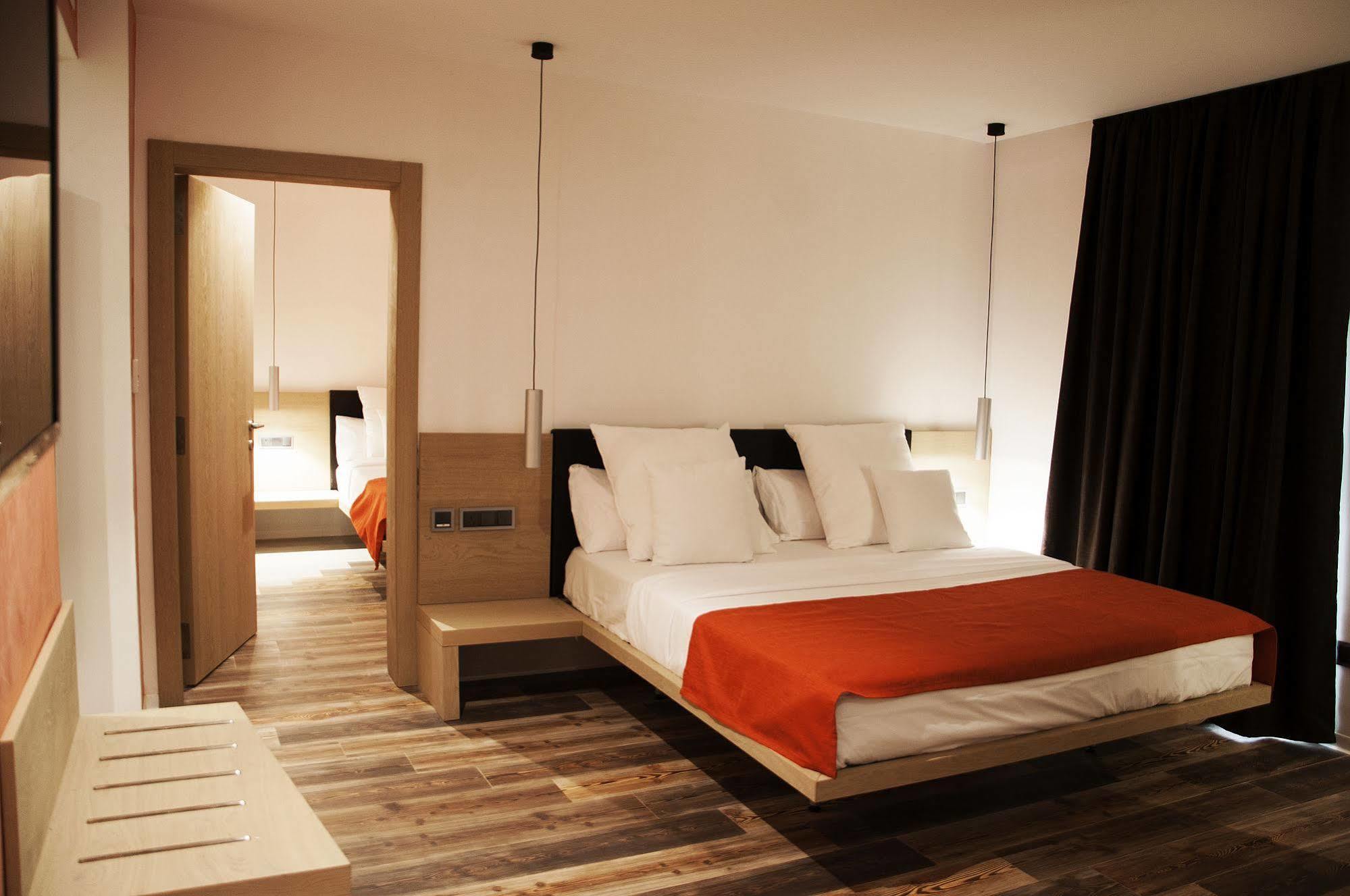 Sv Chrome Hotel Абуджа Екстериор снимка
